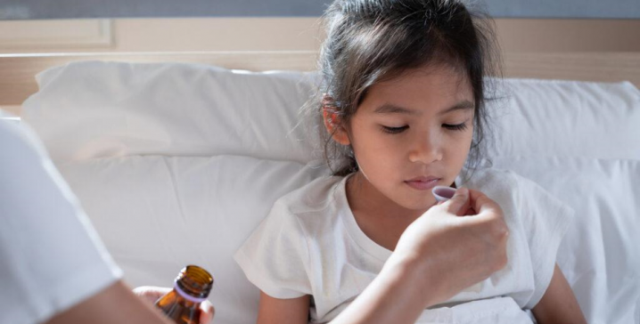 Obat Demam Sirup! Salah Satu Tips Atasi Anak Demam saat Liburan Sekolah
